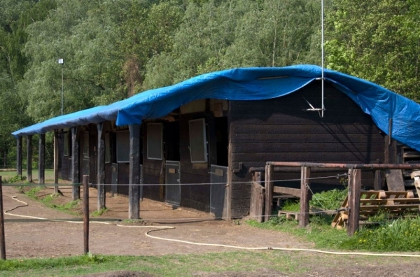 Het dak van één van de stallen van The Old Horses Lodge is dringend aan vernieuwing toe. Hier zijn momenteel geen financiële middelen voor.